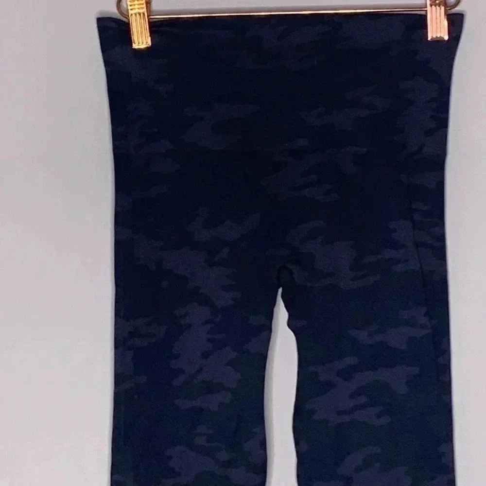 SPANX Look At Me Now Leggings in Black Camo Size Small